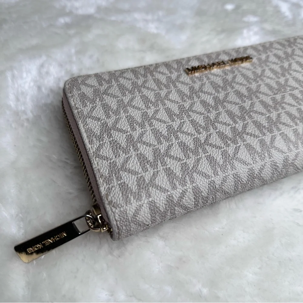 Michael Kors Jet Set Travel Zippy Wallet - Picture 14 of 14